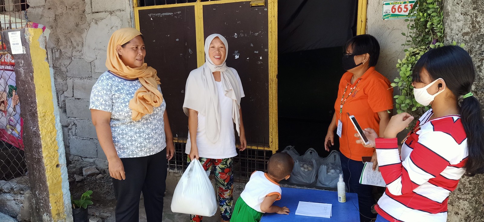 Filipino Christians provide relief goods during pandemic